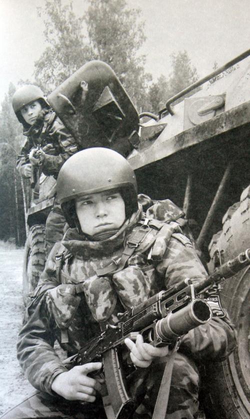 Шлем ЗШ-1 на военослужащем ВВ МВД Шлем ЗШ-1 на военослужащем ВВ МВД