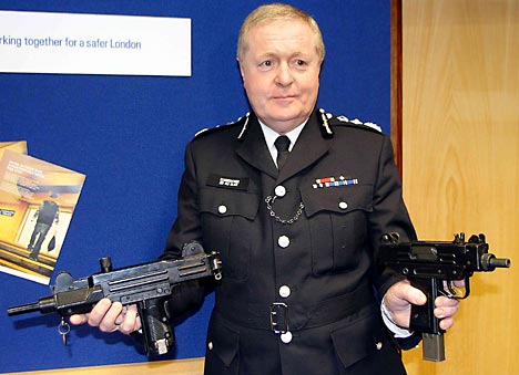 Met Chief Sir Ian Blair шэф полиции Лондона Ян Блэр с автоматом Узи Met Chief Sir Ian Blair шэф полиции Лондона Ян Блэр с автоматом Узи