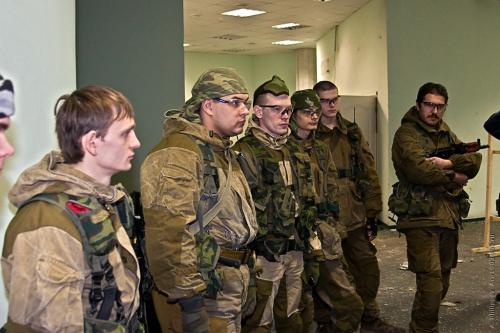 Бойцы слушают рецензию судьи Бойцы слушают рецензию судьи