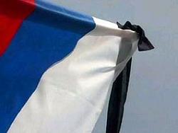 российский флаг с траурной лентов (фото Итар-Тасс)