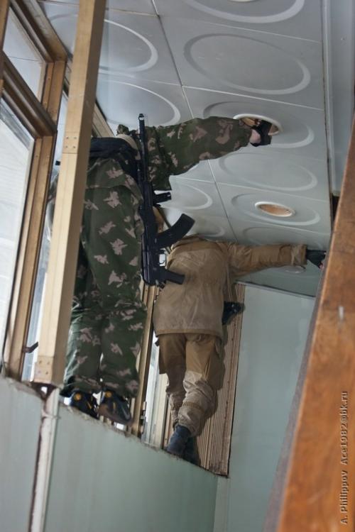 Бойцы атакующих находят альтернативный путь Бойцы атакующих находят альтернативный путь