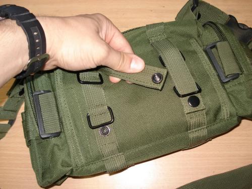 На спине сумки есть петли для крепления на MOLLE На спине сумки есть петли для крепления на MOLLE